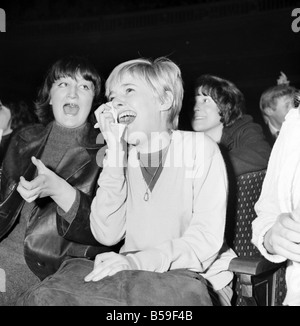 Schreiende Mädchen Fans begrüßen die Beatles auf ihre Erscheinung im Kino ABC in Wigan &#13; &#10; Oktober 1964 &#13; &#10; S09149 Stockfoto