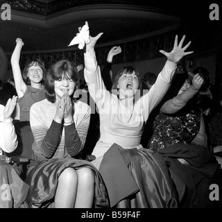 Kreischenden Mädchen Fans begrüßen die Beatles auf ihre Erscheinung im Kino ABC in Edinburgh; Oktober 1964; S09288-002 Stockfoto