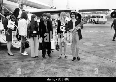 Beatles-Schlagzeuger Ringo Starr mit Frau Maureen und George Harrison mit Frau Pattie Boyd in Heathrow heute. ; Juni 1968; Y05972 Stockfoto