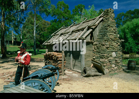 Soldat und Kabine in Sovereign Hill, die Neuerstellung einer 1860er Jahren Goldbergbau Township in der Nähe von Ballarat, Victoria, Australien Stockfoto