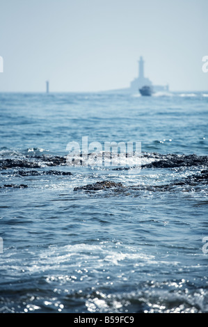 Kroatischen Felsenstrand und Porer Leuchtturm im Hintergrund Stockfoto