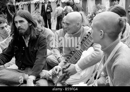 George Harrison von den Beatles abgebildet unter den buddhistischen amerikanische Gruppe, Radha Krishna Tempel. August 1969; Z08251-001 Stockfoto