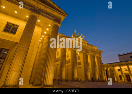 Das Brandenburger Tor mit der Quadriga winged Sieg Statue an der Spitze, Pariser Platz, Berlin, Deutschland, Europa Stockfoto