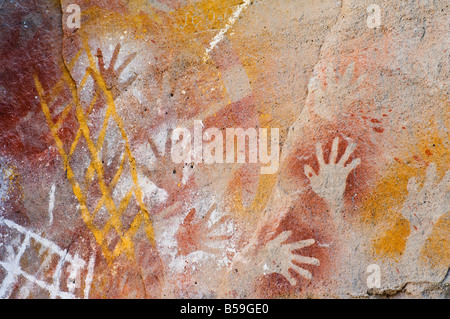 Aborigine-Felskunst in der Kunstgalerie, Carnarvon Gorge, Carnarvon Nationalpark, Queensland, Australien, Pazifik Stockfoto