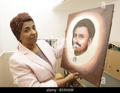 MUNA KHUGALI, DER IM GEFÄNGNIS WAR IM SUDAN MIT EINEM BILD VON IHREM BRUDER, WURDE IM SUDAN CAPT AMALREPRAESENTANT AWAD KHUGAL AUSGEFÜHRT Stockfoto