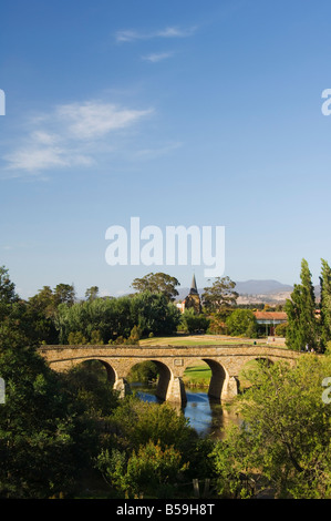 Richmond Bridge aus dem Jahr 1831, und Richmond Kirche, die älteste in Australien, Richmond, Tasmanien, Australien, Pazifik Stockfoto