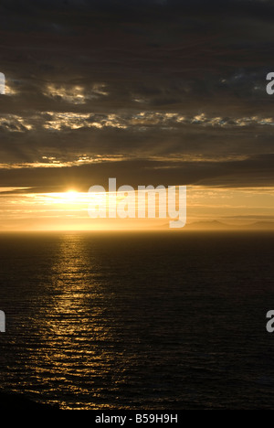 Südafrikanische Sonnenuntergang über dem Ozean. Auf der Suche von Gordons Bay über die Bucht, auf der Kap-Halbinsel Stockfoto