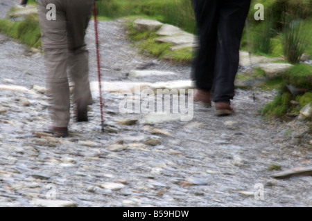 zwei Menschen auf Feldweg Stockfoto