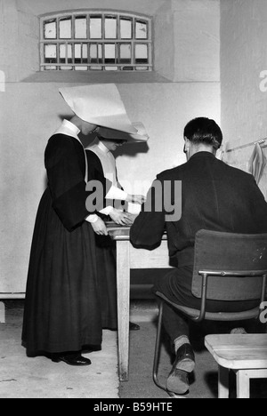 Nonnen gesehen hier Besuch von Liverpool Walton Gefängnis. Juli 1962 P008121 Stockfoto