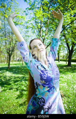 Frau im Park entspannen Stockfoto