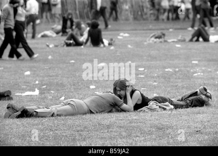 Hyde Park Pop Festival. Ein paar freien sowie die Musik und die Gesellschaft des anderen zu genießen. Juli 1970 70-6862-004 Stockfoto