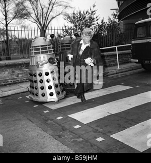 ±Dr. Who¯ John Pertwee: Jon Pertwee gibt zurück, wie Dr. Who, wenn eine neue Serie von Abenteuern am BBC-1 um 17:50 Samstag Jan beginnt. Stockfoto