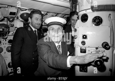 : Greis: u-Boot: Marine: Herr Jim Chapman (103). März 1975 75-01273-003 Stockfoto