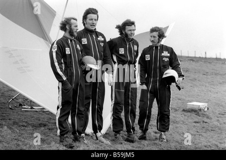 Britische Kite Team. Hang Gliding WM nächste Woche in Australien stattfindet hatten britische Team gesponsert von B.P. Last-Minute-Get-together am Nachmittag (Freitag) in Marlborough Downs, Wiltshire. L/R: Dave Raymond, von Andover: Richard Bickel aus Woodley, Ken Messenger aus Malbrough und Terry Nicholis von Swindon, vier Mitglieder der B.P gesponsert britischen Hang Gliding Team in Galerie-Downs, Wiltshire, heute Nachmittag (Freitag). März 1975 75-01306-001 Stockfoto