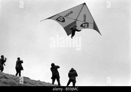 Britische Kite Team. Hang Gliding WM nächste Woche in Australien stattfindet hatten britische Team gesponsert von B.P. Last-Minute-Get-together am Nachmittag (Freitag) in Marlborough Downs, Wiltshire. März 1975 75-01306-004 Stockfoto