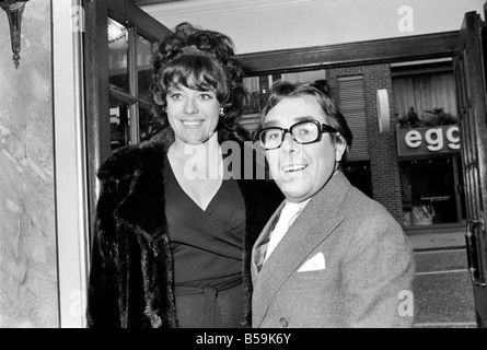 Sterne kommen an die Comedy Theatre Haymarket, für die erste Nacht-Vorführung des Stückes The Exorzismus. ; Komiker Ronnie Corbett. ; April 1975; 75-1743-003 Stockfoto