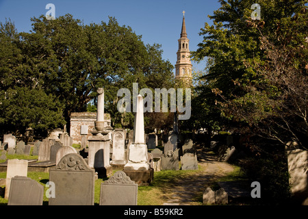 Der Turm der St. Phillips Episcopal Church ist aus dem Kirchhof von der kreisförmigen Congregational Church in Charleston, SC. gesehen. Stockfoto