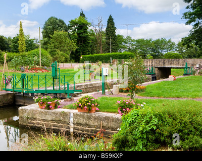 Bretagne - Lock und ziemlich bunte Gärten auf Nantes-Brest-Kanal bei Cadoret, Morbihan, Bretagne, Frankreich Europa Stockfoto