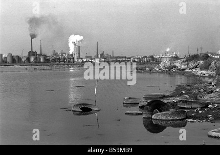 Menschen: Kultur: allgemeine Szenen in Venedig. Die Verschmutzung der Strände. Dies ist typisch für die Strände am Lido. Venedig ist Strand und Badebereich. April 1975 75-2202-034 Stockfoto