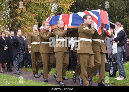 Mitglieder der Household Cavalry tragen Sarg gefolgt von Familie von Trooper James Munday Stockfoto