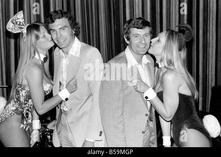 Viel Glück küsst für Pokalfinale Spieler: Fulhams Captain Alan Mullery und Trevor Brooking von West Ham United gingen in den Playboy-Club ihre Goodluck Küsse von ihren Fans Playmate Shelley und Zee zu sammeln. April 1975 75-2240-002 Stockfoto