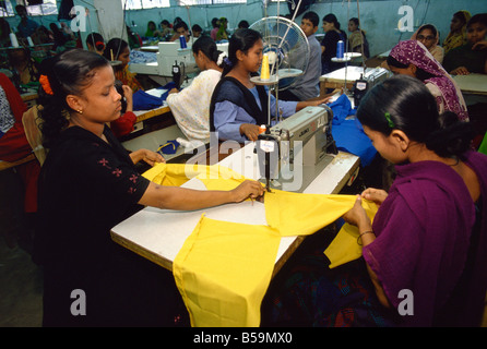 Frauen arbeiten in Textilfabrik, Dhaka, Bangladesch Stockfoto