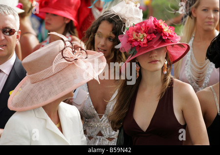 Frauen in Hüte bei der Nad Al Sheba Horse Race Course, Dubai, Vereinigte Arabische Emirate Stockfoto