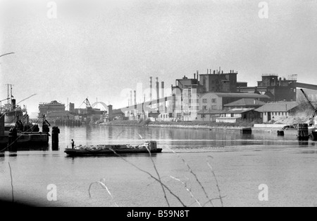 Menschen: Kultur: allgemeine Szenen in Venedig. Dies ist eine typische Szene genommen auf dem Festland in Porto Marghera Industriegebiet Verschmutzung in den Kanal und die Schwerindustrie zeigen. April 1975 75-2202-022 Stockfoto