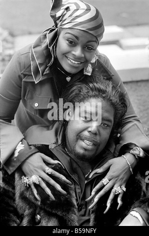 Pop-star Barry White mit seiner Frau Goldean Anzeige ihre Zuneigung und ihre langen Fingernägel. Mai 1975 Stockfoto