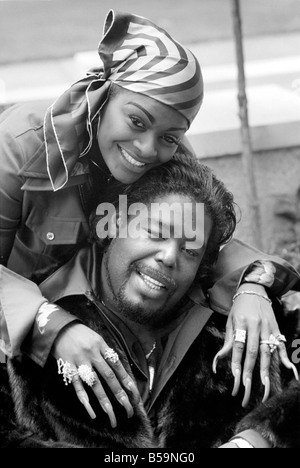 Pop-star Barry White mit seiner Frau Goldean Anzeige ihre Zuneigung und ihre langen Fingernägel. Mai 1975 Stockfoto