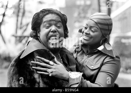 Pop-star Barry White mit seiner Frau Goldean Anzeige ihre Zuneigung und ihre langen Fingernägel. Mai 1975 Stockfoto