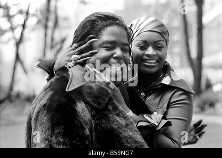 Pop-star Barry White mit seiner Frau Goldean Anzeige ihre Zuneigung und ihre langen Fingernägel. Mai 1975 Stockfoto