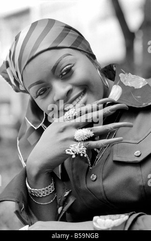 Goldean White Ehefrau von Pop star Barry White zu sehen hier ihre langen Fingernägel anzeigen. Mai 1975 Stockfoto