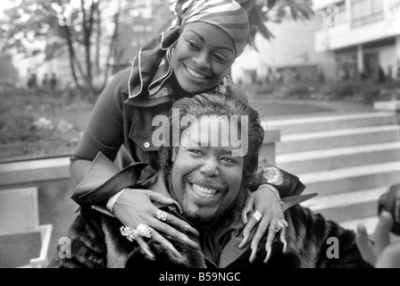 Pop-star Barry White mit seiner Frau Goldean Anzeige ihre Zuneigung und ihre langen Fingernägel. Mai 1975 Stockfoto