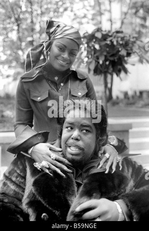 Pop-star Barry White mit seiner Frau Goldean Anzeige ihre Zuneigung und ihre langen Fingernägel. Mai 1975 Stockfoto