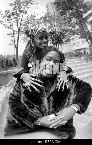 Pop-star Barry White mit seiner Frau Goldean Anzeige ihre Zuneigung und ihre langen Fingernägel. Mai 1975 Stockfoto