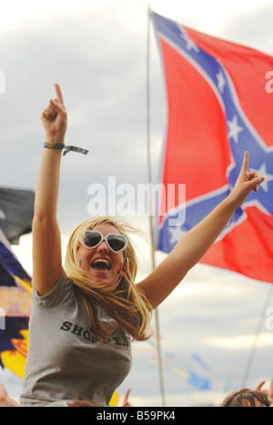 Ein junger Femail-Fans sitzen auf jemandes Schulter auf das T in The Park Music Festival Balado, Kinross, Schottland Stockfoto