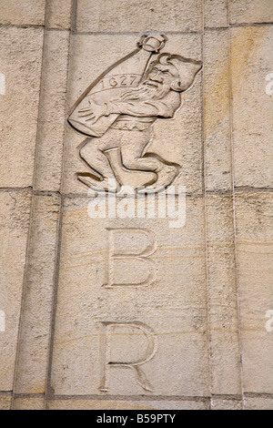 Breda Bier Logo in Stein gemeißelt auf an der Wand des Lokals "Het Moorinneken", Grote Markt (Marktplatz), Leuven, Belgien Stockfoto