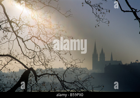 Am frühen Morgensonnenlicht fällt in der Sacred Heart Church, Omagh, Grafschaft Tyrone, Nordirland. Stockfoto