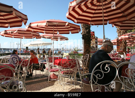 Menschen genießen die Sonne im Wasser vorne Café in der Nähe der Hafen von Funchal, Madeira Stockfoto