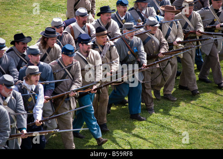 Eine Gruppe von Civil War Reenactor simulieren einen Angriff während der Dreharbeiten eines Films auf Fort Macon State Park Stockfoto