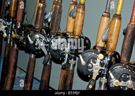 Gut genutzte Angelruten und Rollen auf eine Partei Angeln Boot Rack einsatzbereit Stockfoto