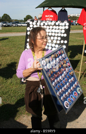 Asiatisch-amerikanische Frau verkaufen Schaltflächen "John McCain und Sarah Palin-Kampagne" Stockfoto