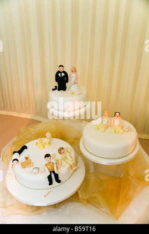 Humorvolle Hochzeitstorten mit Marzipanfiguren für Braut, Bräutigam und Gäste. Stockfoto