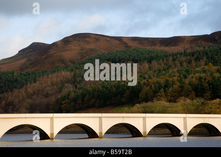 Blick auf den Ashopton Viadukt der A57 Snake Pass über Ladybower Vorratsbehälter im Peak District in Derbyshire führt Stockfoto