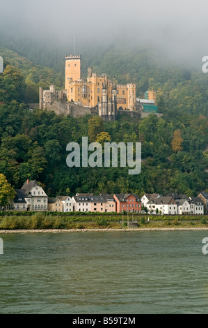 Schloss Stolzenfels und der Rhein an einem nebligen Morgen. Stockfoto