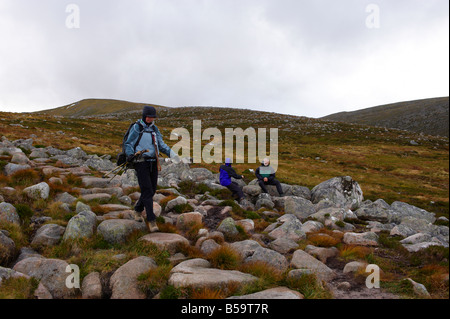 Lady Walker zu Fuß auf den Weg von Ben Macdui nähert sich Glenmore Waldparkplatz Scotland UK Stockfoto