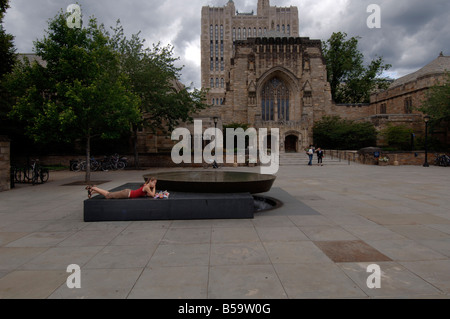 Yale University Sterling Memorial Library Women s Tisch-Skulptur von Maya Lin im Vordergrund Stockfoto