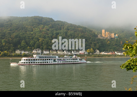 Blick auf den Rhein bei Koblenz mit Vergnügen vorbei Boot Stolzenfels und Burg gleichen Namens im Hintergrund. Stockfoto