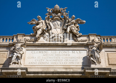 Statuen und Inschrift auf den Trevi-Brunnen, Piazza di Trevi, Rom, Italien Stockfoto